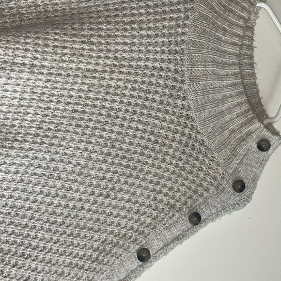 Cream/light beige mock neck knitted sweater - Picture 2 of 3